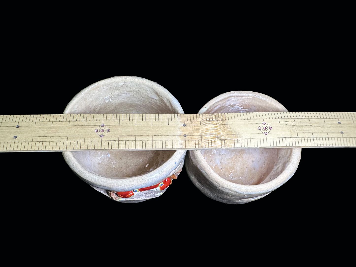 Authentic Suigetsu Ware: Pair of "Meoto" Tea Cups with Sculpted Crabs 水月焼:蟹の立体細工入り 夫婦湯呑