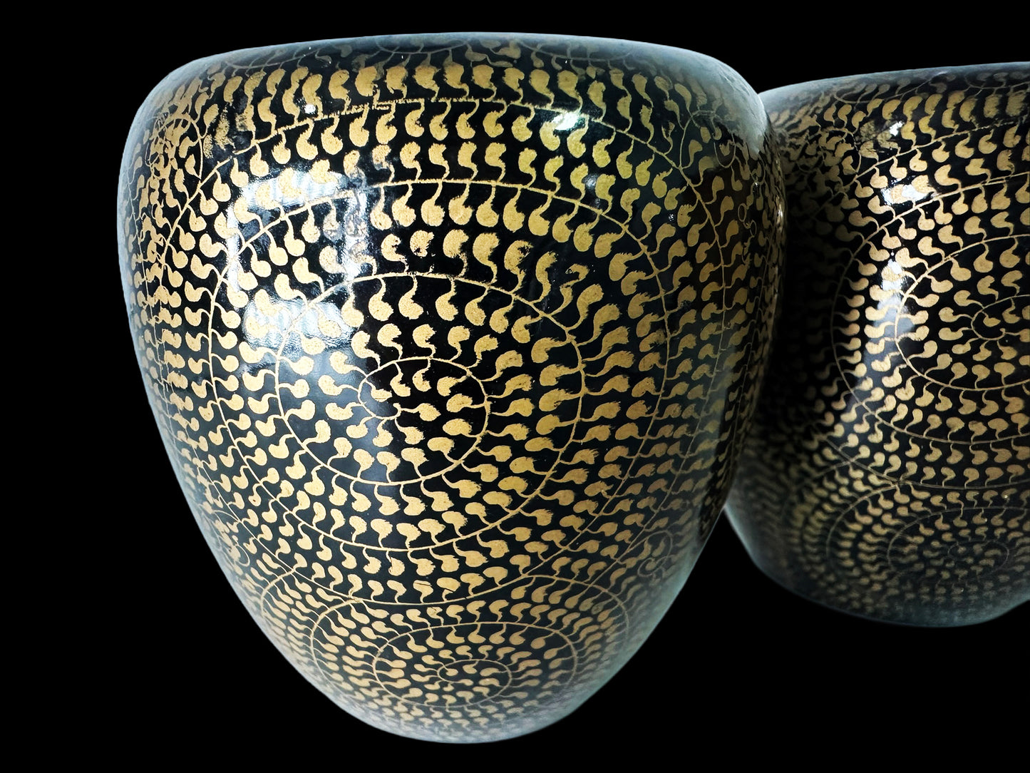 Miniature Elegance: Gold-Patterned Hibachi — A Symbol of Wealth and Prestige ミニチュアの優雅:― 富と名声の象徴