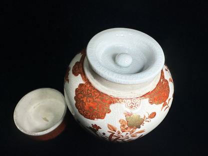 Antique Kutani Ware: 100+ Year Old "Aka-e" Tea Caddy with Gold & Floral Design (Meiji Era)　明治期の九谷焼：100年以上の時を経た 赤絵金彩 花紋茶壷