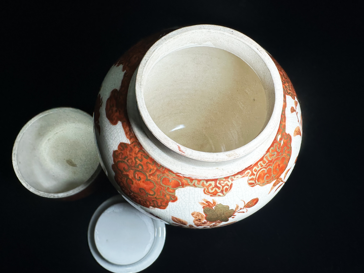 Antique Kutani Ware: 100+ Year Old "Aka-e" Tea Caddy with Gold & Floral Design (Meiji Era)　明治期の九谷焼：100年以上の時を経た 赤絵金彩 花紋茶壷