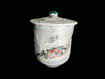 Ehime Rakuzan Ware: Lidded Tea Cup with Sculpted Crab 愛媛・楽山焼：蟹の蓋付き湯呑み