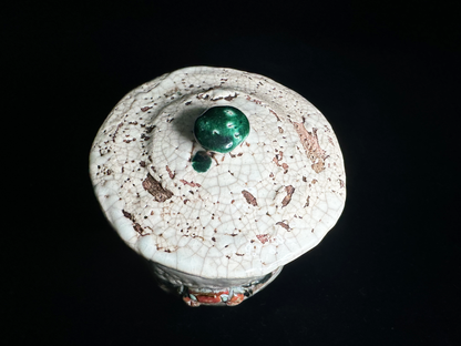 Ehime Rakuzan Ware: Lidded Tea Cup with Sculpted Crab 愛媛・楽山焼：蟹の蓋付き湯呑み