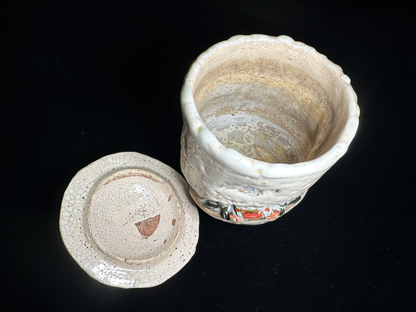 Ehime Rakuzan Ware: Lidded Tea Cup with Sculpted Crab 愛媛・楽山焼：蟹の蓋付き湯呑み