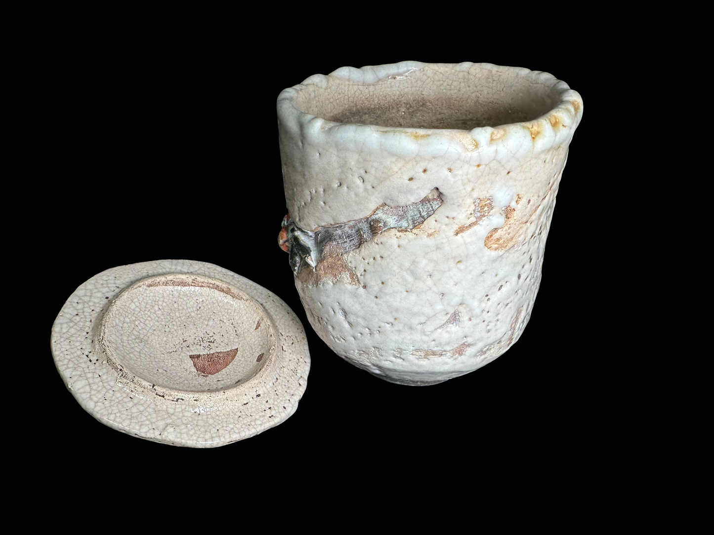 Ehime Rakuzan Ware: Lidded Tea Cup with Sculpted Crab 愛媛・楽山焼：蟹の蓋付き湯呑み