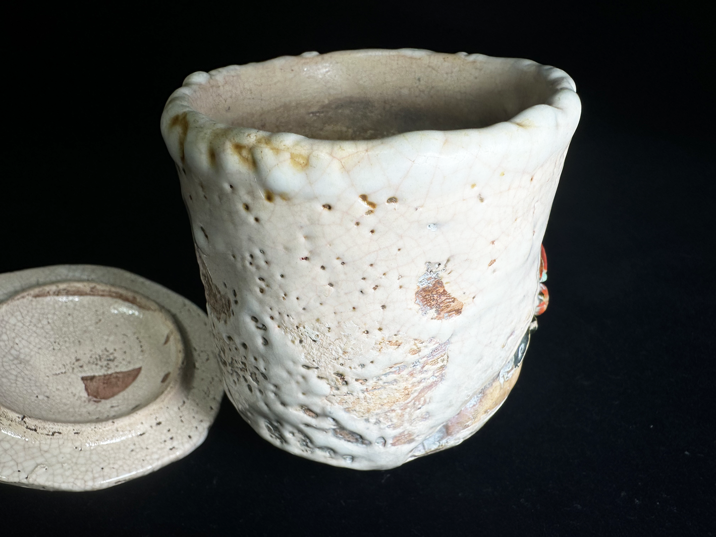 Ehime Rakuzan Ware: Lidded Tea Cup with Sculpted Crab 愛媛・楽山焼：蟹の蓋付き湯呑み