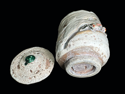 Ehime Rakuzan Ware: Lidded Tea Cup with Sculpted Crab 愛媛・楽山焼：蟹の蓋付き湯呑み