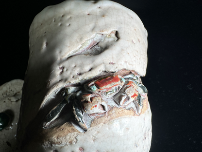 Ehime Rakuzan Ware: Lidded Tea Cup with Sculpted Crab 愛媛・楽山焼：蟹の蓋付き湯呑み