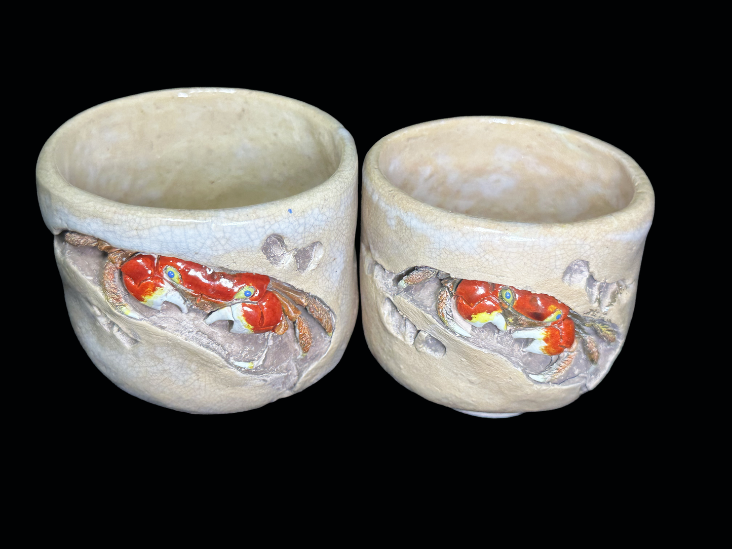 Authentic Suigetsu Ware: Pair of "Meoto" Tea Cups with Sculpted Crabs　水月焼：蟹の立体細工入り 夫婦湯呑