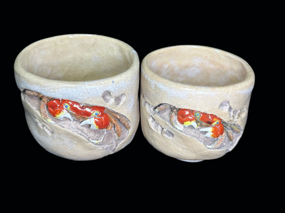 Authentic Suigetsu Ware: Pair of "Meoto" Tea Cups with Sculpted Crabs　水月焼：蟹の立体細工入り 夫婦湯呑