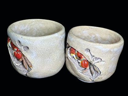 Authentic Suigetsu Ware: Pair of "Meoto" Tea Cups with Sculpted Crabs　水月焼：蟹の立体細工入り 夫婦湯呑