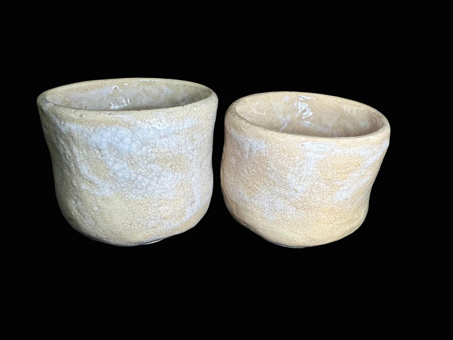 Authentic Suigetsu Ware: Pair of "Meoto" Tea Cups with Sculpted Crabs　水月焼：蟹の立体細工入り 夫婦湯呑