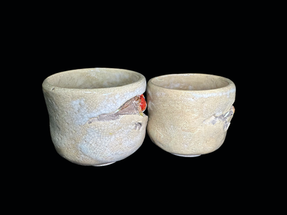 Authentic Suigetsu Ware: Pair of "Meoto" Tea Cups with Sculpted Crabs　水月焼：蟹の立体細工入り 夫婦湯呑