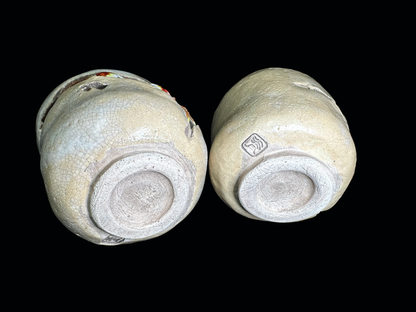 Authentic Suigetsu Ware: Pair of "Meoto" Tea Cups with Sculpted Crabs　水月焼：蟹の立体細工入り 夫婦湯呑