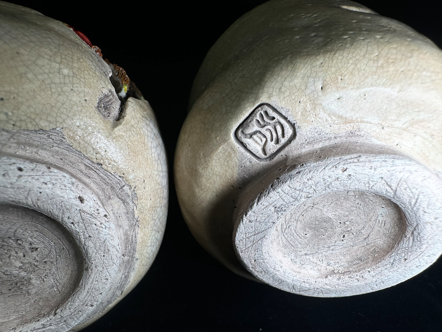 Authentic Suigetsu Ware: Pair of "Meoto" Tea Cups with Sculpted Crabs　水月焼：蟹の立体細工入り 夫婦湯呑