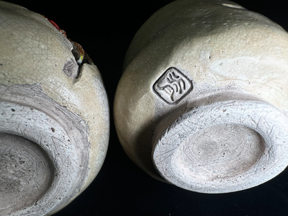 Authentic Suigetsu Ware: Pair of "Meoto" Tea Cups with Sculpted Crabs　水月焼：蟹の立体細工入り 夫婦湯呑