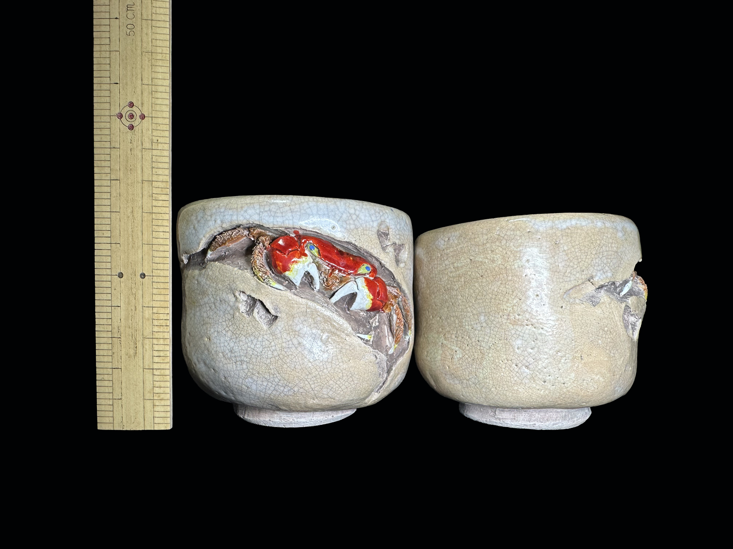 Authentic Suigetsu Ware: Pair of "Meoto" Tea Cups with Sculpted Crabs　水月焼：蟹の立体細工入り 夫婦湯呑