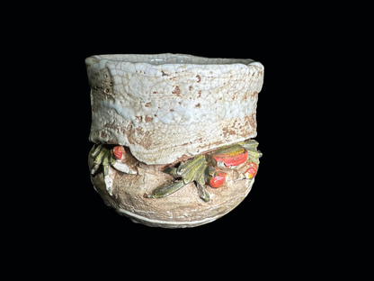 Ehime Rakuzan Ware: Hand-Sculpted Tea Cup (Yunomi) with Realistic Crab Motif　愛媛・楽山焼：立体的な蟹モチーフの 手造り湯呑み