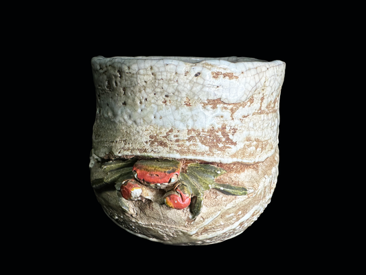Ehime Rakuzan Ware: Hand-Sculpted Tea Cup (Yunomi) with Realistic Crab Motif　愛媛・楽山焼：立体的な蟹モチーフの 手造り湯呑み