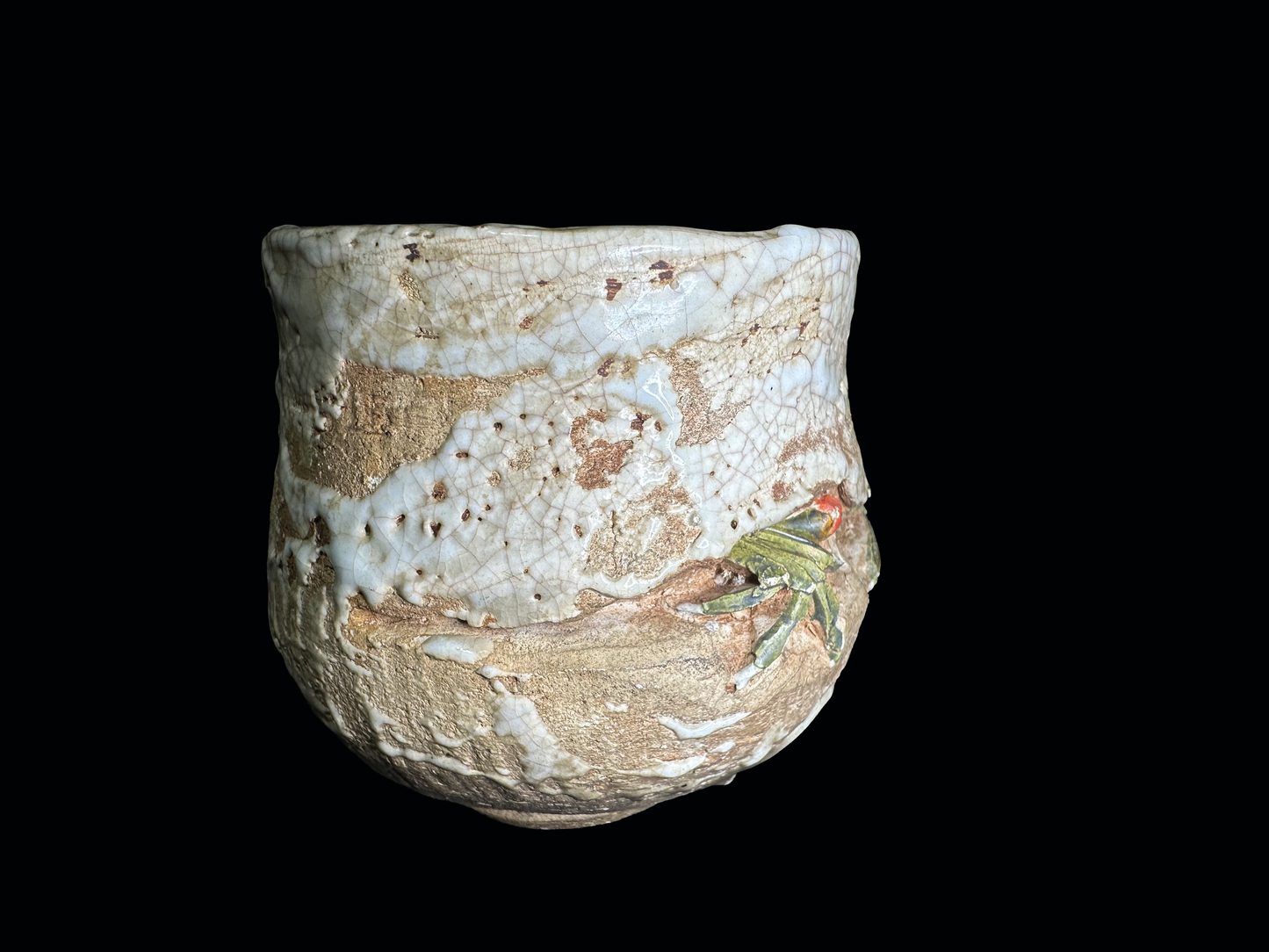 Ehime Rakuzan Ware: Hand-Sculpted Tea Cup (Yunomi) with Realistic Crab Motif　愛媛・楽山焼：立体的な蟹モチーフの 手造り湯呑み
