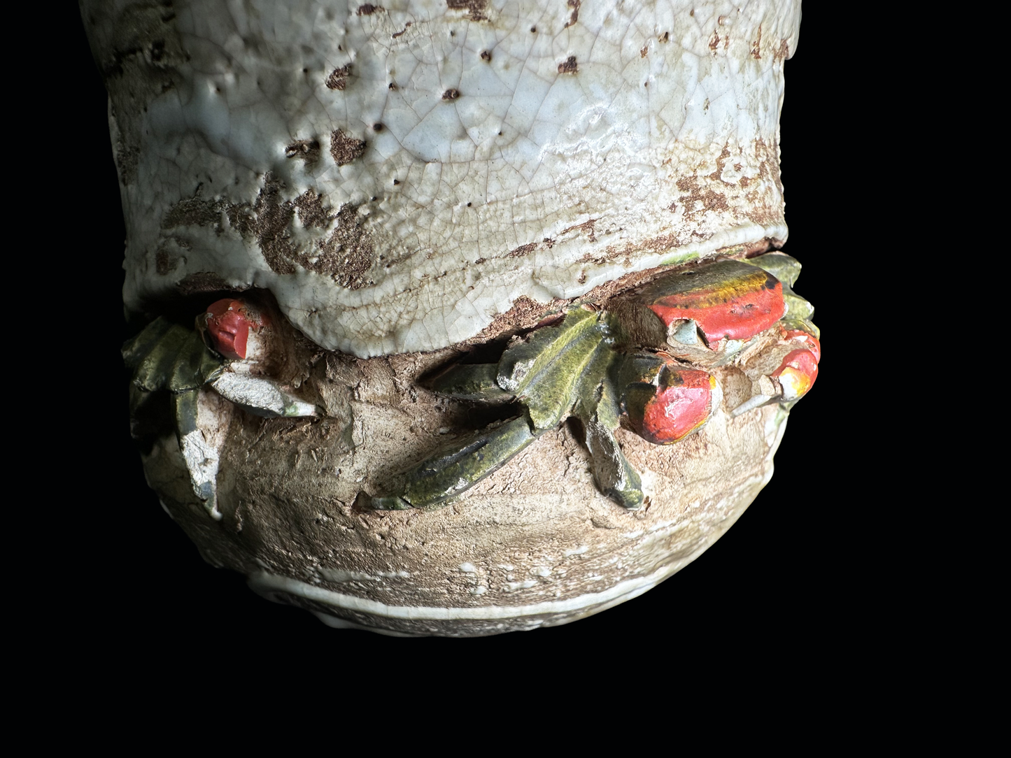 Ehime Rakuzan Ware: Hand-Sculpted Tea Cup (Yunomi) with Realistic Crab Motif　愛媛・楽山焼：立体的な蟹モチーフの 手造り湯呑み