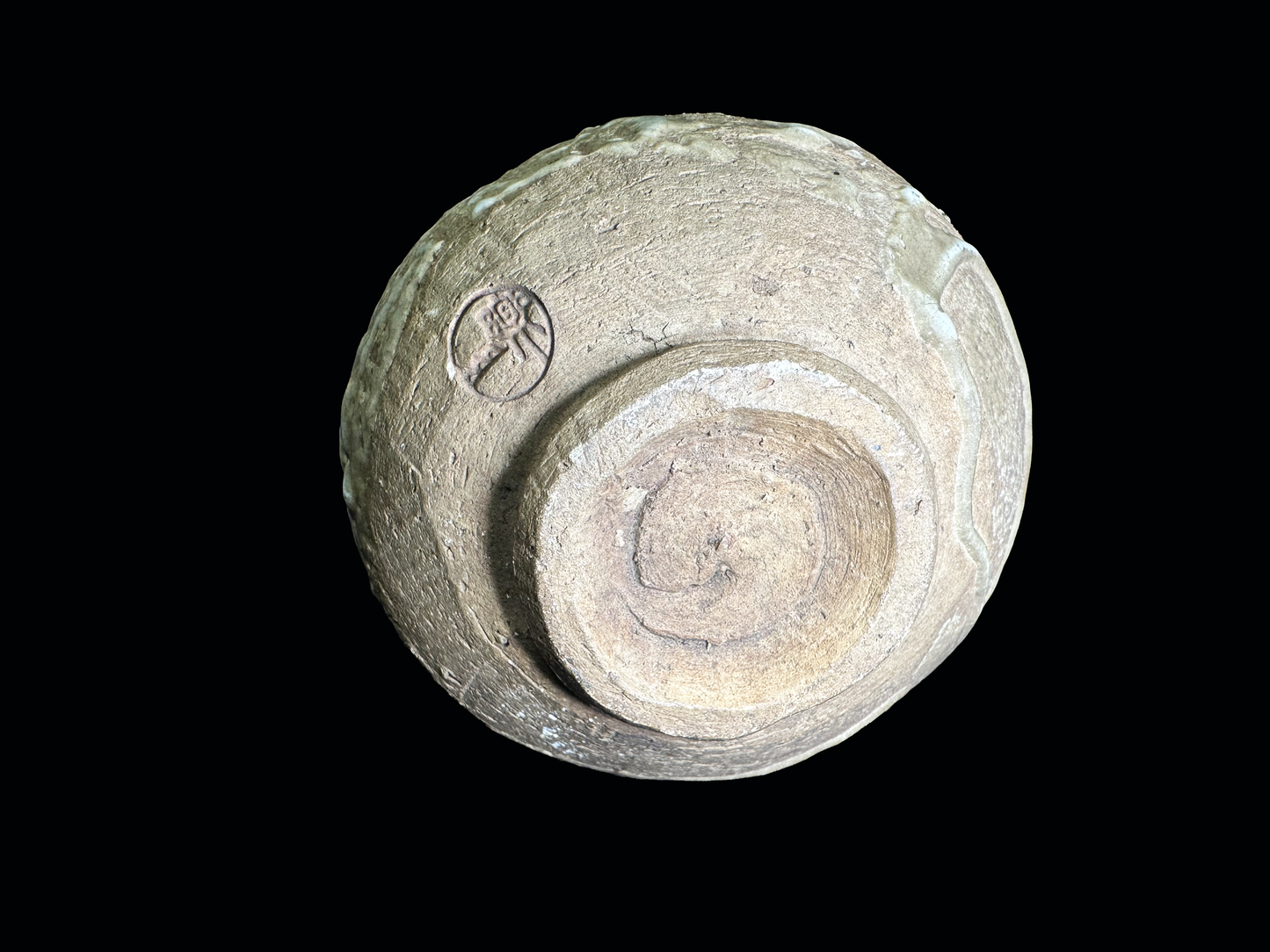 Ehime Rakuzan Ware: Hand-Sculpted Tea Cup (Yunomi) with Realistic Crab Motif　愛媛・楽山焼：立体的な蟹モチーフの 手造り湯呑み