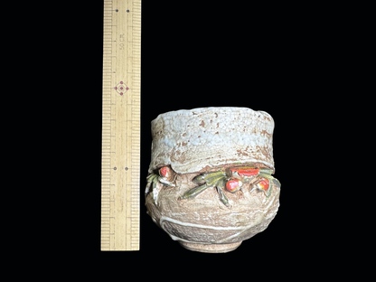 Ehime Rakuzan Ware: Hand-Sculpted Tea Cup (Yunomi) with Realistic Crab Motif　愛媛・楽山焼：立体的な蟹モチーフの 手造り湯呑み