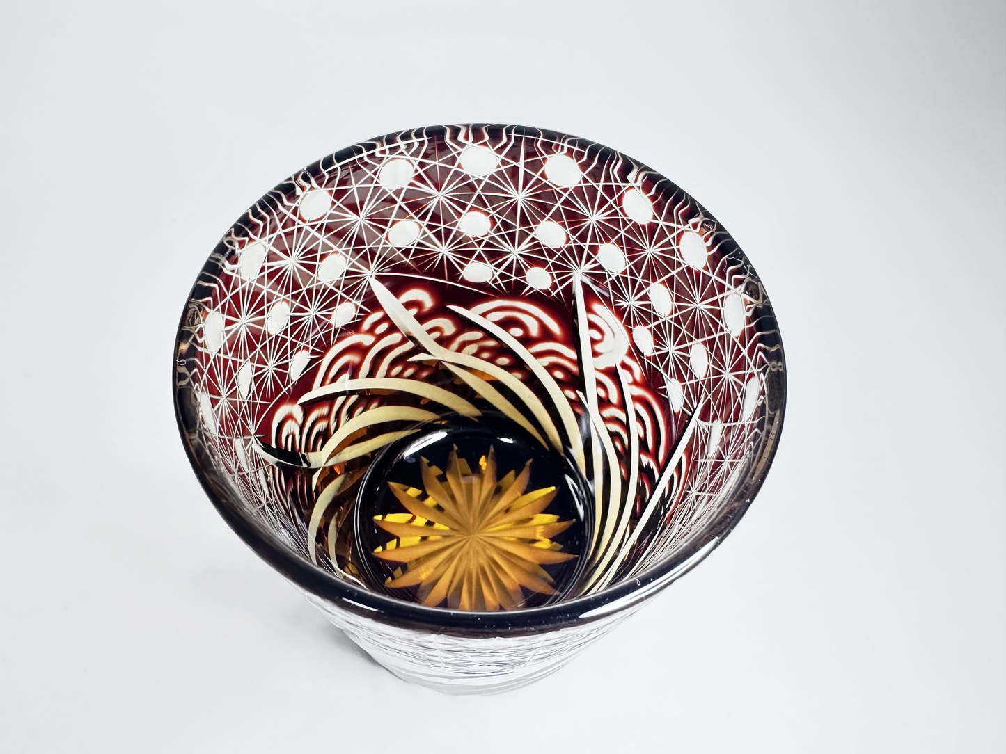 Masterpiece Edo Kiriko Glass: Ruby Red & Amber Tumbler with Traditional Hand-Cutwork　江戸切子 名品：ルビーレッド・琥珀色被せガラス 伝統文様カットグラス