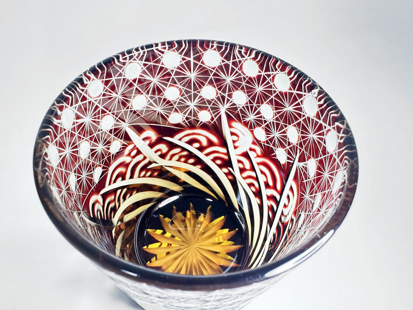 Masterpiece Edo Kiriko Glass: Ruby Red & Amber Tumbler with Traditional Hand-Cutwork　江戸切子 名品：ルビーレッド・琥珀色被せガラス 伝統文様カットグラス