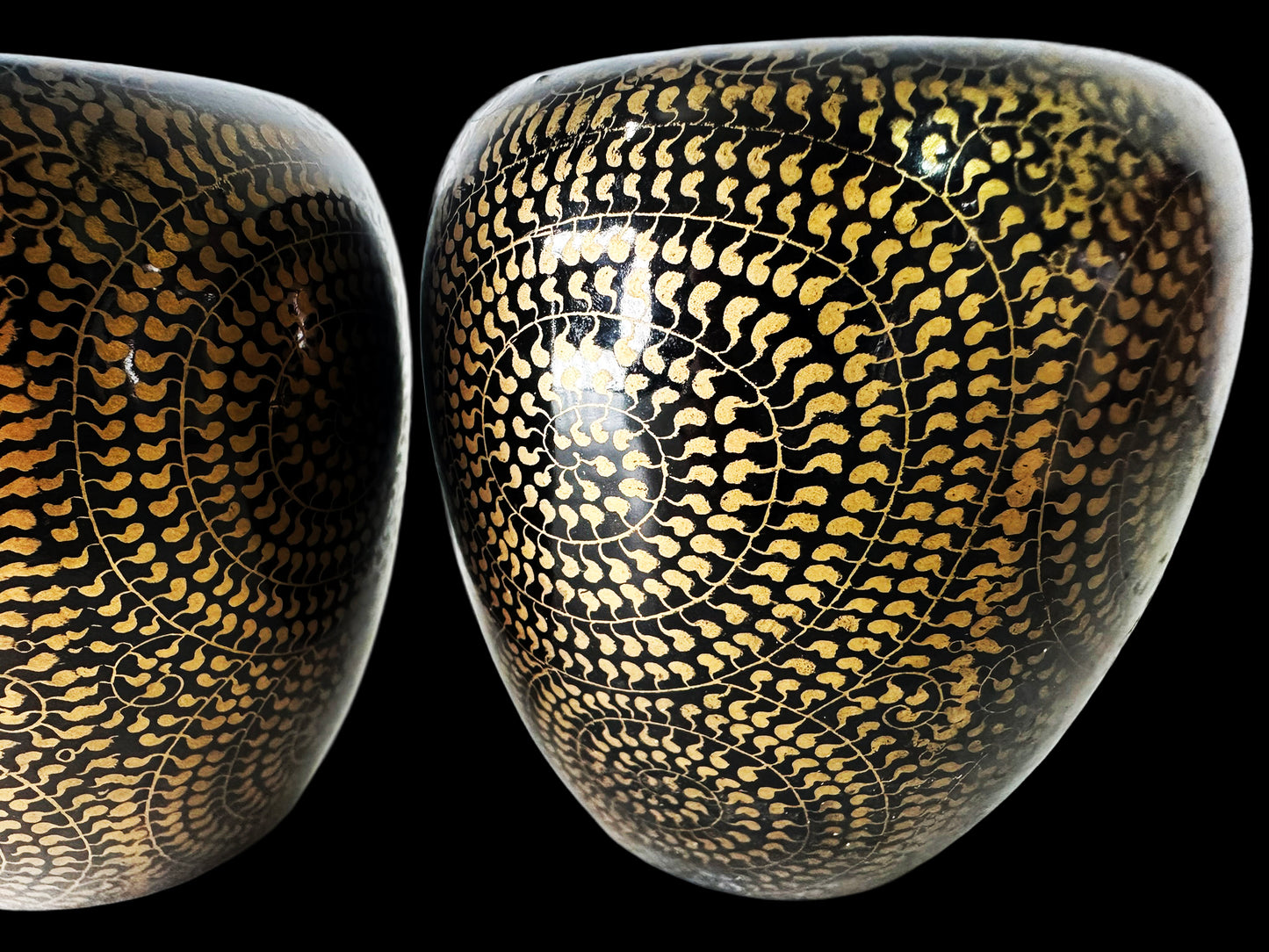 Miniature Elegance: Gold-Patterned Hibachi — A Symbol of Wealth and Prestige ミニチュアの優雅：― 富と名声の象徴