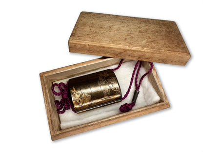 Masterpiece by Ueda Chikanao: 200-Year-Old Gold Lacquer Inro Featuring a Majestic Hawk 上田近直による傑作：凛々しい鷹が描かれた200年前の金蒔絵印籠