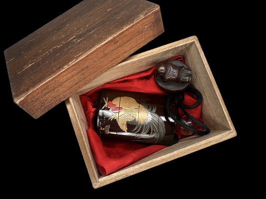 Exquisite 200-Year-Old Inro: A Golden Rooster Masterpiece 200年前の極上の印籠：金で描かれた豪華な鶏の傑作