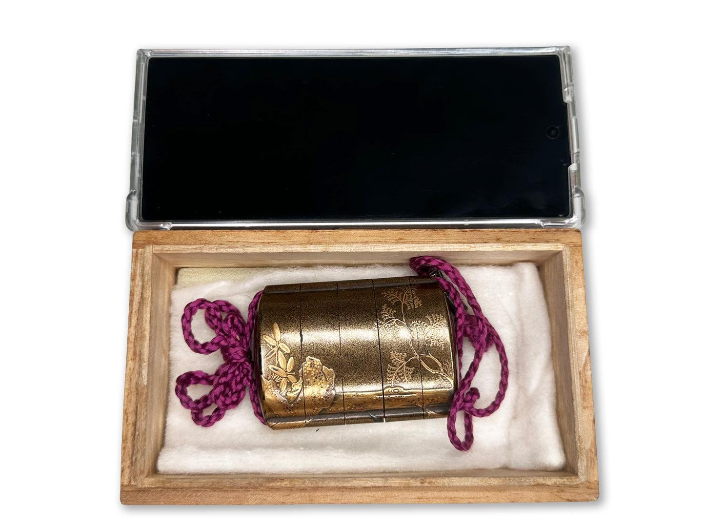 Masterpiece by Ueda Chikanao: 200-Year-Old Gold Lacquer Inro Featuring a Majestic Hawk 上田近直による傑作：凛々しい鷹が描かれた200年前の金蒔絵印籠